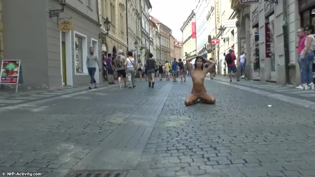 可爱的少女德拉霍米拉在公共场合裸体