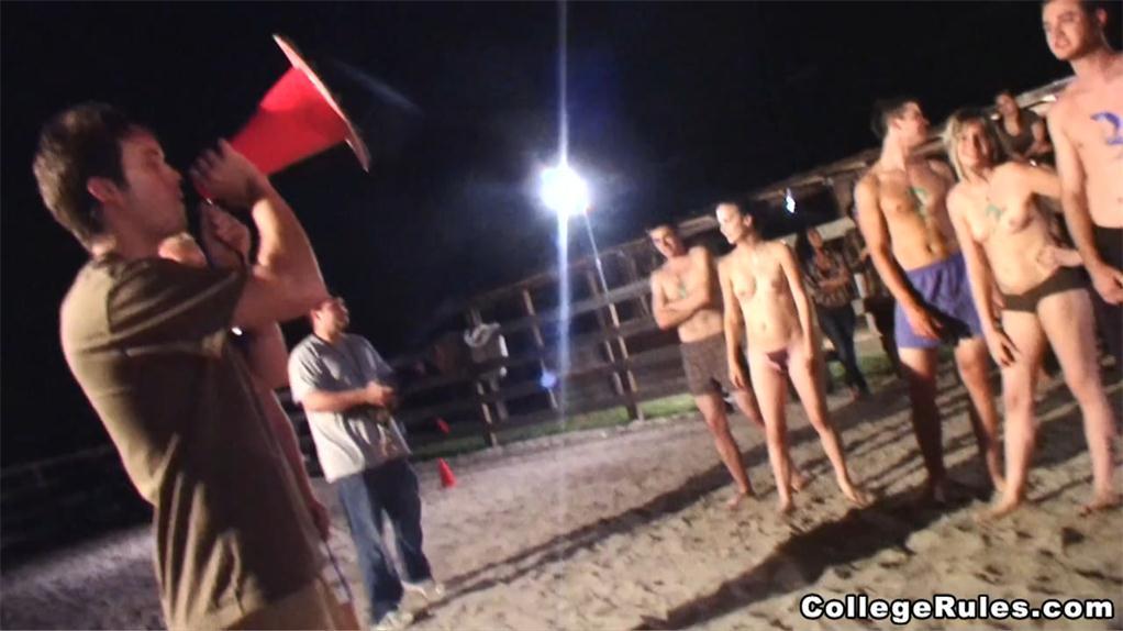 美国大学生淫乱系列-沙滩派对,全裸玩游戏,围观观众大饱眼福,最后啪啪大赛